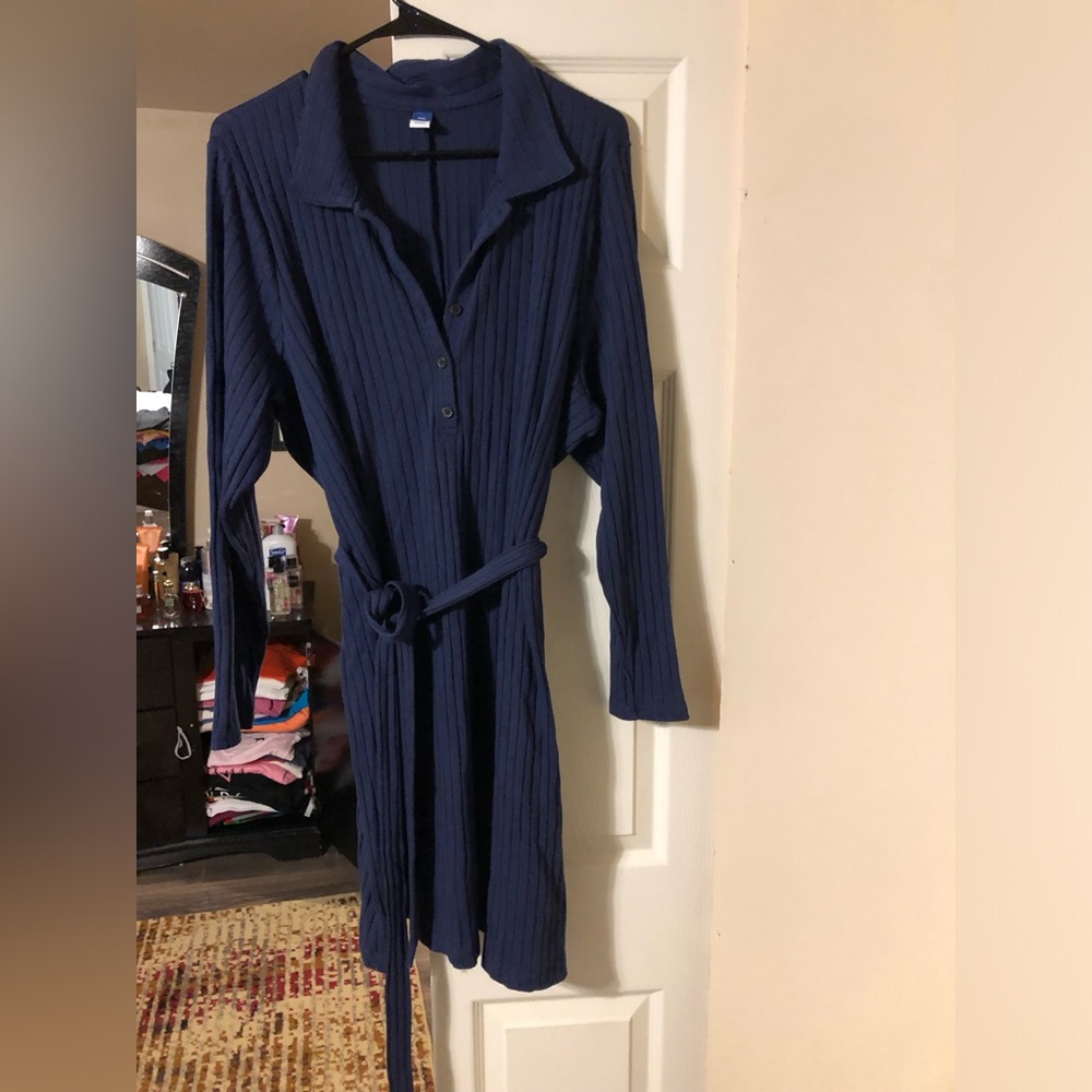 Old Navy Long Sleeve Dresses. 1 navy and 1 black. Two for 1 price